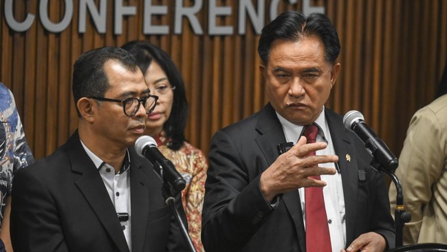 Menko Kumham Imipas Yusril Ihza Mahendra (kanan) didampingi Ketua Ombudsman RI Nuzran Joher menyampaikan keterangan pers usai rapat koordinasi tingkat menteri di Jakarta, Jumat (9/10/2026). Rapat tersebut di antaranya membahas isu pemasyarakatan, sal