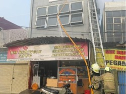Momen Dramatis Wanita Loncat Selamatkan Bocah saat Kebakaran RM Padang