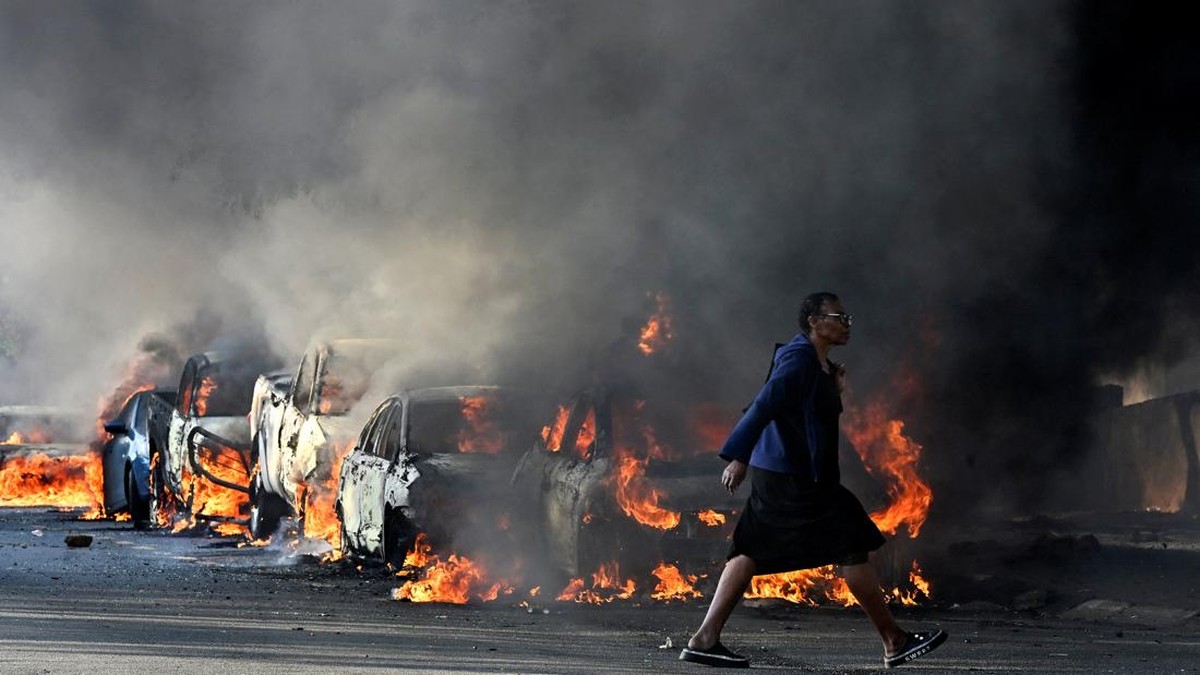 Kerusuhan Anti Imigran Meluas, Mobil Dibakar-Toko Dijarah