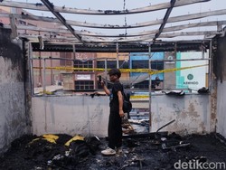Momen Heroik Wanita Selamatkan Anak Saat Lantai 3 RM Padang Jaktim Kebakaran