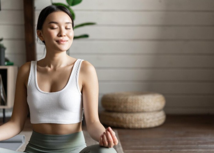 Orang yang lahir pada September sering dikaitkan dengan sifat teliti dan perfeksionis. Meditasi dapat membantu mengurangi kritik terhadap diri sendiri serta menumbuhkan penerimaan diri./ Foto: magnific.com/benzoix