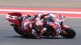 Pembalap Ducati Lenovo Team Francesco Bagnaia memacu kecepatan sepeda motornya saat mengikuti sesi Free Practice 1 MotoGP Mandalika 2026 di Sirkuit Internasional Pertamina Mandalika, KEK Mandalika, Lombok Tengah, NTB, Jumat (9/10/2026). Pembalap Apri