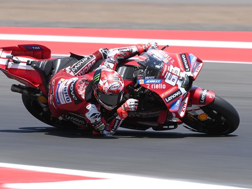 Pembalap Ducati Lenovo Team Francesco Bagnaia memacu kecepatan sepeda motornya saat mengikuti sesi Free Practice 1 MotoGP Mandalika 2026 di Sirkuit Internasional Pertamina Mandalika, KEK Mandalika, Lombok Tengah, NTB, Jumat (9/10/2026). Pembalap Apri