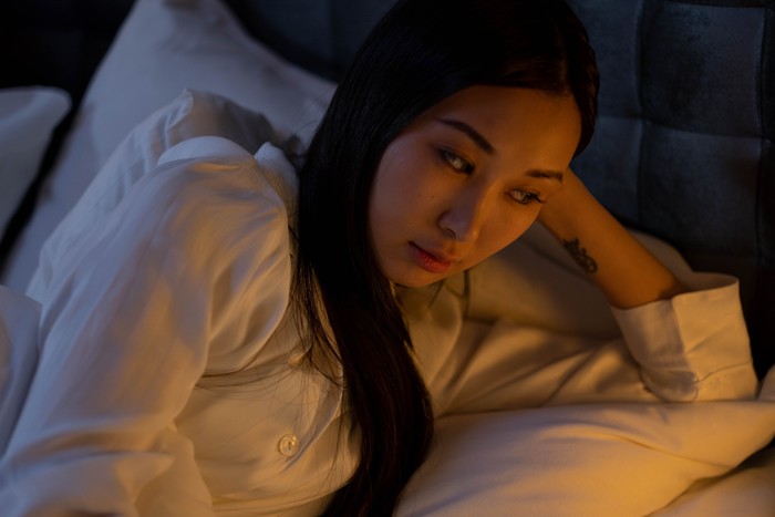 Cara orang tua memperlakukan anak biasanya akan terbawa hingga anak tersebut tumbuh dewasa. Kritik yang sering mereka terima akan membuat mereka cenderung mudah cemas, memilih harga diri rendah, hingga mudah menghakimi diri sendiri.