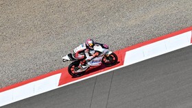 Pembalap Honda Team Asia Veda Pratama memacu motornya dalam sesi latihan bebas Moto3 di Sirkuit Internasional Pertamina Mandalika, Lombok Tengah, NTB, Jumat (9/10/2026). Hari pertama gelaran MotoGP Indonesia 2026 Seri ke-17 diisi dengan latihan bebas