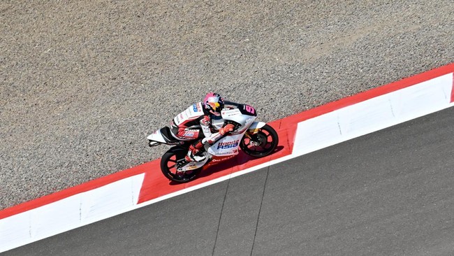 Pembalap Honda Team Asia Veda Pratama memacu motornya dalam sesi latihan bebas Moto3 di Sirkuit Internasional Pertamina Mandalika, Lombok Tengah, NTB, Jumat (9/10/2026). Hari pertama gelaran MotoGP Indonesia 2026 Seri ke-17 diisi dengan latihan bebas
