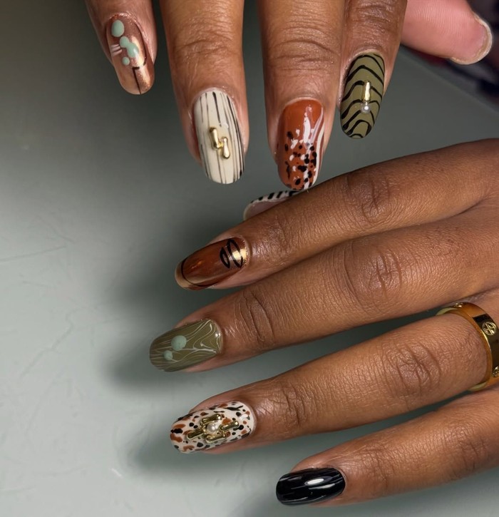 Nail art abstract pumpkin spice menawarkan kebebasan memadukan warna dan bentuk tanpa pola yang kaku. Desain ini cocok bagi kamu yang ingin tampil kreatif dengan manikur bernuansa musim gugur./ Foto: instagram.com/nailsbycanishiea