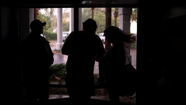 Penduduk di wilayah negara bagian Florida dan Alabama mengalami mati listrik akibat badai Isaias.