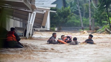 Banjir Kepung Padang Malam ini, Belasan Orang Dilaporkan Terjebak