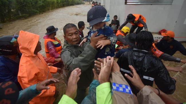 Tim SAR gabungan mengevakuasi warga saat banjir bandang menerjang kawasan Lumin Park di Padang, Sumatera Barat, Sabtu (10/10/2026). Banjir bandang menerjang sejumlah kecamatan di Kota Padang pascahujan dengan intensitas tinggi yang turun pada Sabtu (