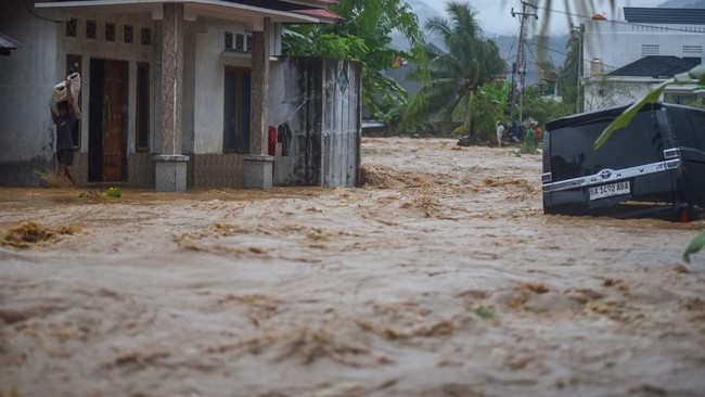 Warga menyelamatkan barang-barangnya saat banjir bandang menerjang Kampung Apa di Padang, Sumatera Barat, Sabtu (10/10/2026). Banjir bandang menerjang sejumlah kecamatan di Kota Padang pascahujan dengan intensitas tinggi yang turun pada Sabtu (10/10)