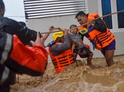 Video: Momen Tim SAR Evakuasi Puluhan Warga Terjebak Banjir di Padang