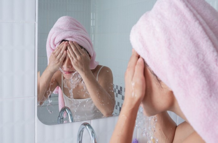 Makeup yang menempel selama olahraga dapat bercampur dengan keringat dan minyak sehingga meningkatkan risiko pori-pori tersumbat. Membersihkan wajah sebelum beraktivitas fisik dapat membantu mengurangi risiko munculnya jerawat./ Foto: magnific.com/jcomp