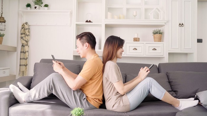 Cara mengenali perempuan cerdas secara emosional saat mengirim pesan yang pertama adalah mereka akan berpikir terlebih dahulu sebelum mengirim pesan.