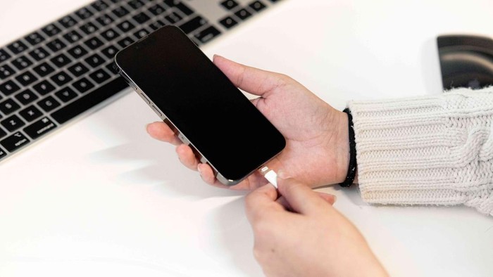 4 Ciri Kepribadian Seseorang dari Kebiasaan Charge HP, Kamu Tipe yang Harus Full atau Nunggu Lowbat?