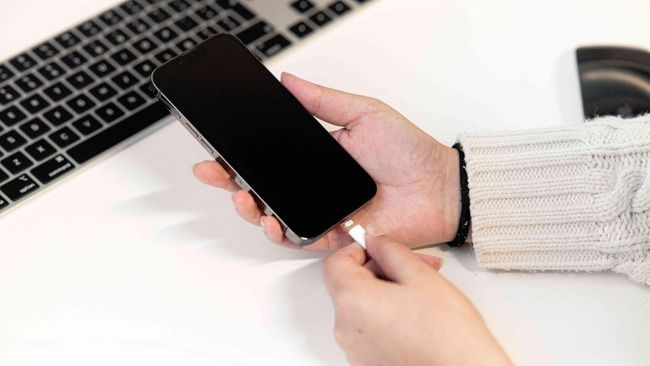 4 Ciri Kepribadian Seseorang dari Kebiasaan Charge HP
