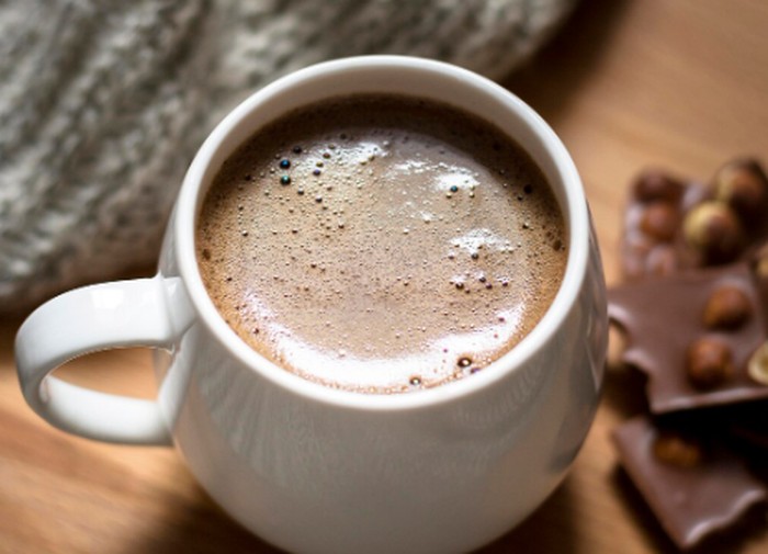 Bubuk kakao mengandung flavanol, senyawa tumbuhan yang telah diteliti karena potensi manfaatnya bagi kesehatan jantung. Cokelat panas tanpa banyak gula bisa menjadi pilihan minuman kaya antioksidan./ Foto: magnific.com