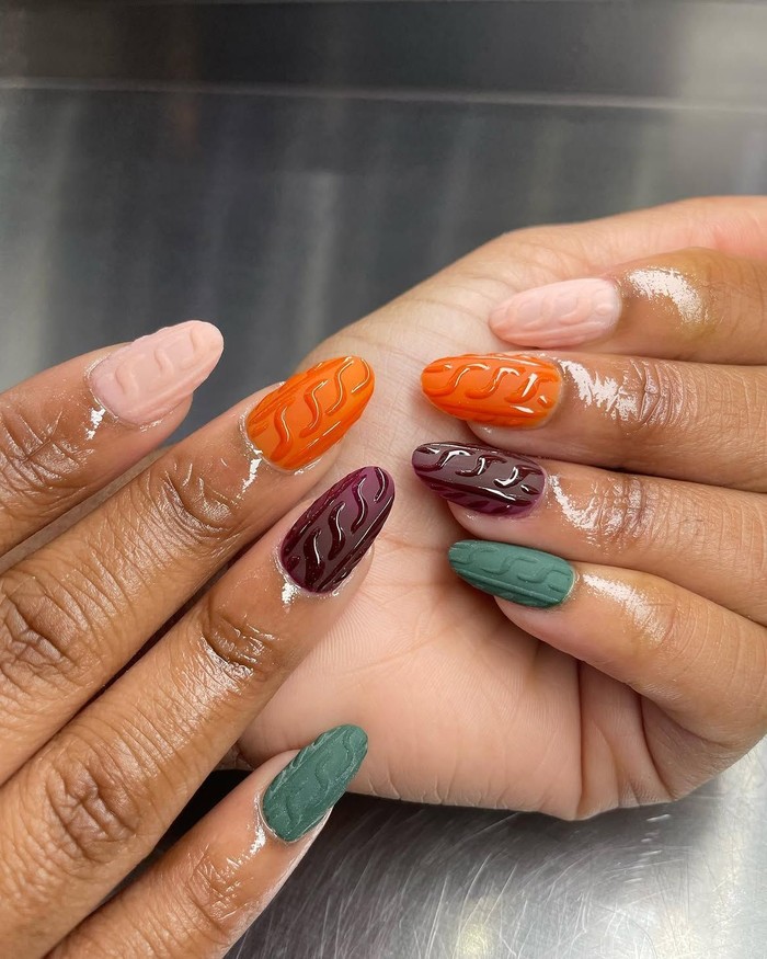 Nail art cable knit menghadirkan tekstur menyerupai rajutan sweater yang nyaman dan unik. Kombinasi hasil akhir matte dan glossy membuat kuku pumpkin spice terlihat lebih berdimensi./ Foto: instagram.com/digitzbydev