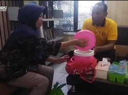 Kasusnya Ditangani, Nenek Korban Penipuan Bawakan Oblang ke Polsek Cileungsi