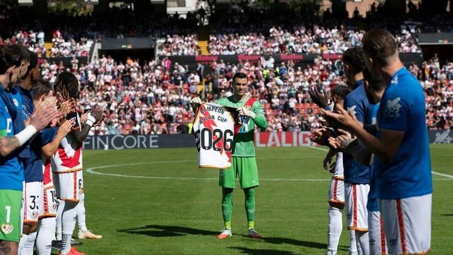 Rayo Vallecano memberikan guard of honour kepada Emil Audero usai membawa Timnas Indonesia juara FIFA ASEAN Cup 2026 sebelum laga melawan Bilbao, Sabtu (10/10).