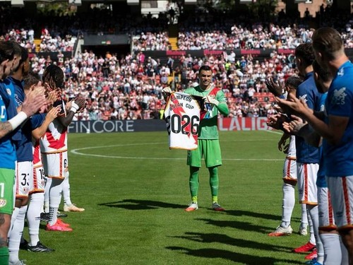 Rayo Vallecano memberikan guard of honour kepada Emil Audero usai membawa Timnas Indonesia juara FIFA ASEAN Cup 2026 sebelum laga melawan Bilbao, Sabtu (10/10).