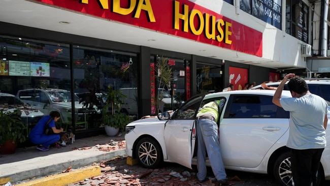 A car damaged by falling debris after an earthquake struck near the southern coast of Panama, in Panama City, Panama, October 9, 2026. REUTERS/Enea Lebrun