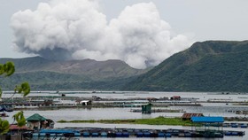 Gunung Taal mengalami erupsi pada Kamis (8/10) malam. Sekitar 107 warga dievakuasi buntut letusan freatomagmatik tersebut.