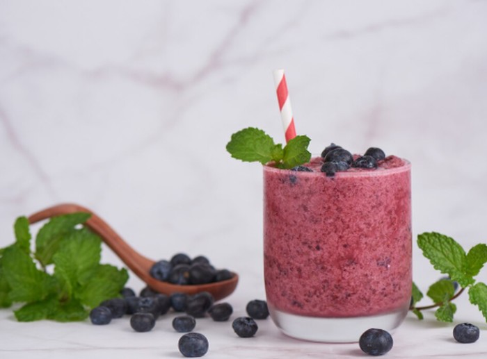 Jus buah beri, seperti blueberry liar, acai, dan maqui, mengandung antosianin yang memberikan warna merah, ungu, dan biru. Senyawa ini telah diteliti karena potensinya dalam mendukung kesehatan jantung dan metabolisme./ Foto: magnific.com/jcomp