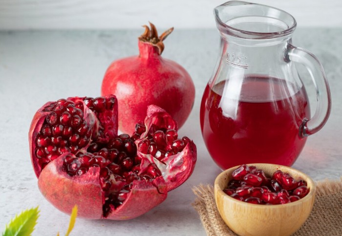 Jus delima mengandung polifenol dan senyawa antioksidan yang membantu menetralkan radikal bebas. Minuman ini dapat menjadi pilihan untuk melengkapi pola makan yang beragam dan seimbang./ Foto: magnific.com/azerbaijan_stockers