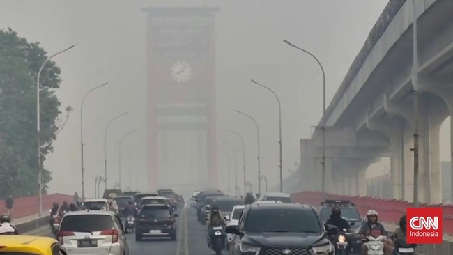 Bagi pengendara roda dua, jarak pandang yang terbatas akibat paparan asap pekat dapat meningkatkan risiko kecelakaan.