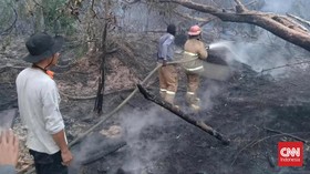 Kebakaran lahan dan hutan (karhutla) puluhan hektar meluas di Prabumulih, Sumatra Selatan, Jumat (9/10) Malam.