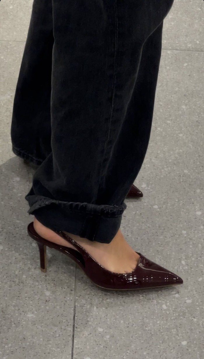 Kitten heels menjadi tren sepatu musim gugur berkat bentuk haknya yang pendek dan feminin. Model ini cocok untuk menciptakan penampilan elegan tanpa mengorbankan kenyamanan saat beraktivitas./ Foto: pinterest.com
