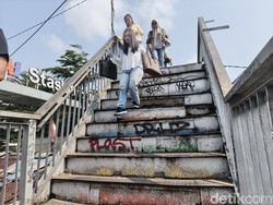 Bertaruh Nyawa di JPO Stasiun Bandung yang Kian Keropos