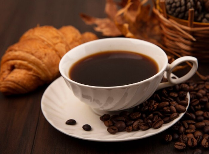 Kopi mengandung asam klorogenat dan polifenol yang memiliki sifat antioksidan. Konsumsi kopi tanpa tambahan gula berlebihan dapat menjadi salah satu cara menambah asupan senyawa alami tersebut./ Foto: magnific.com/stockking