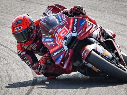 Pembalap Ducati Lenovo Team Marc Mrquez memacu kecepatan sepeda motornya saat mengikuti Sprint Race MotoGP Indonesia 2026 di Sirkuit Internasional Pertamina Mandalika, Lombok Tengah, NTB, Sabtu (10/10/2026). Marc Marquez menjadi juara Sprint Race  ka