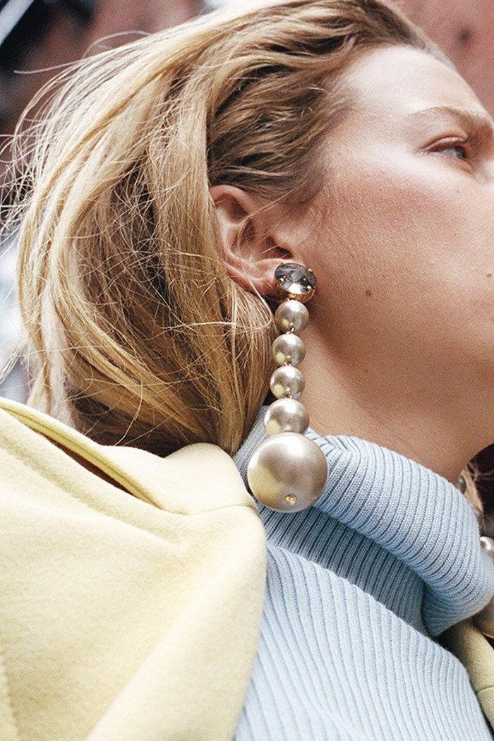 Maximalist drop earrings hadir dengan desain menjuntai, kristal, mutiara, dan ornamen emas yang dramatis. Anting ini cocok untuk membuat outfit sederhana terlihat lebih mewah dan berkarakter./ Foto: pinterest.com