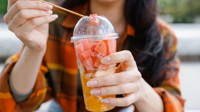 Minum Jus atau Makan Buah, Mana yang Lebih Baik untuk Kesehatan?