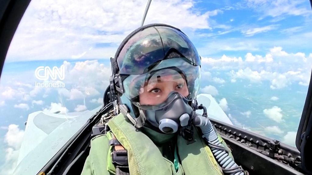 Momen Ratu Thailand Kemudikan Jet Tempur Gripen Sendirian
