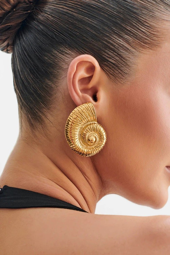 Anting terinspirasi alam kembali hadir dengan bentuk daun, burung, bunga, dan elemen organik berukuran besar. Tren ini menawarkan aksesori artistik yang unik untuk melengkapi gaya sehari-hari./ Foto: pinterest.com