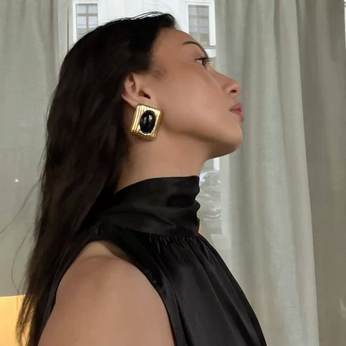 Anting stud berukuran besar menjadi alternatif menarik untuk aksesori minimalis. Desain geometris, mutiara, dan detail emas memberikan kesan elegan sekaligus modern./ Foto: pinterest.com