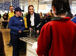 Pangeran William dan Kate Middleton Beri Kejutan di IKEA, Ikut Layani Pembeli