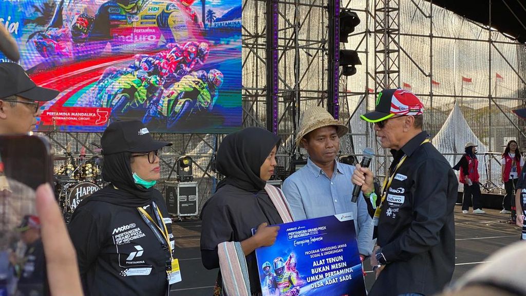Pertamina Dukung Perajin Tenun Desa Adat Sade Kembali Berkarya