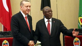 Presiden John Pombe Joseph Magufuli (kanan) yang menjabat periode 2015-2021 pernah bikin gebrakan pecat 19 ribu PNS karena kasus ijazah palsu.