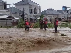 2 Kecamatan di Padang Banjir, BPBD Evakuasi Warga yang Terjebak