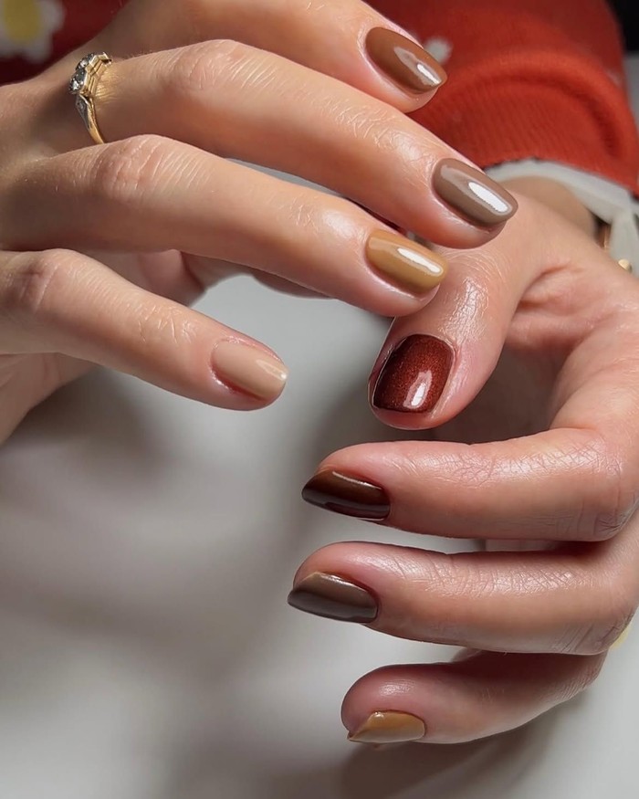 Pumpkin spice gradient memadukan beberapa warna musim gugur dalam satu tampilan kuku. Teknik gradasi atau kombinasi warna berbeda pada setiap kuku menciptakan manikur yang playful dan mudah disesuaikan./ Foto: instagram.com/swaknails