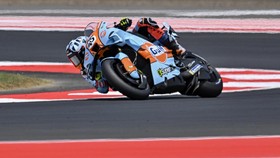 Pembalap SuperFile Trackhouse MotoGP Team Raul Fernandez memacu sepeda motornya dalam sesi kualifikasi Q2 MotoGP Indonesia 2026 di Sirkuit Internasional Pertamina Mandalika, Lombok Tengah, NTB, Sabtu (10/10/2026). Raul Fernandez meraih pole position