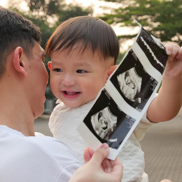 <p>Kabar itu dibagikan keduanga melalui akun Instagram masing-masing. Terdapat 3 foto Ribka dan Rian bersama Si&nbsp;Sulung kompak mengenakan busana putih sambil memamerkan hasil foto USG. "Bismillah, rayven mau punya adek. Alhamdullilah another beautiful amanah from allah Baby number two is on the way," tulis keduanya penuh syukur di caption. Foto: Instagram @ribkasugiarto</p>