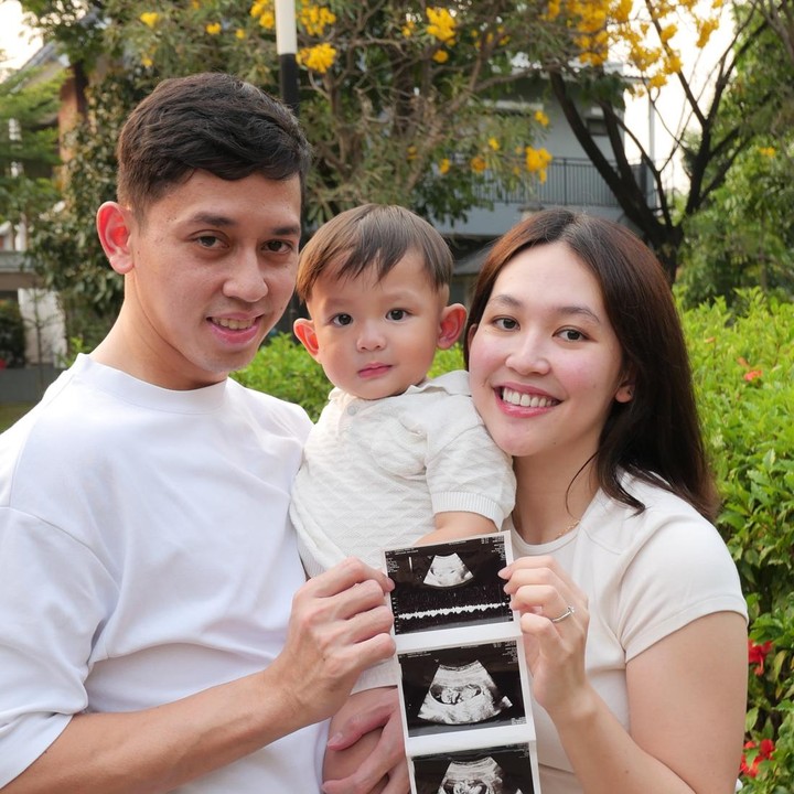 <p>Kehamilan kedua ini tentu akan semakin melengkapi kebahagiaan keluarga kecil Rian dan Ribka. "Mami, papi, kaka rayven can&rsquo;t wait to see you. MashaAllah #allahummabaarik. Minta doanya ya semua,semoga sehat lancar&rdquo; semuanya aamiin," harap keduanya. Foto: Instagram @ribkasugiarto</p>
