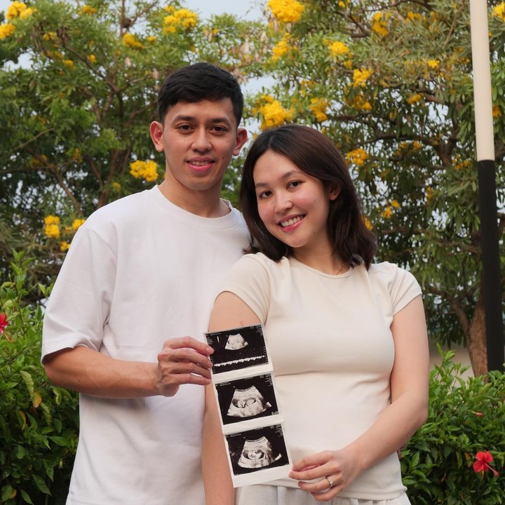 <p>Pasangan atlet bulu tangkis Indonesia, Ribka Sugiarto dan Rian Ardianto baru saja membagikan kabar bahagia, nih Bunda. Keduanya akan segera menaymbut kelahiran anak kedua. Foto: Instagram @ribkasugiarto</p>
