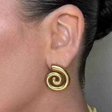 5 Model Statement Earrings untuk Gantikan Anting Simple, Aksesori Wajib Musim Ini!